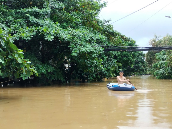 Thành phố Yên Bái vẫn chìm trong biển nước, gần 8.000 ngôi nhà bị ngập úng - Ảnh 5.