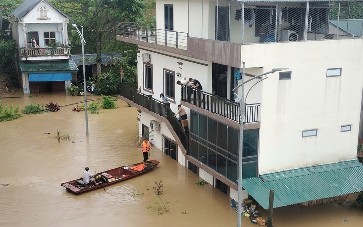 Thành phố Yên Bái vẫn chìm trong biển nước, gần 8.000 ngôi nhà bị ngập úng - Ảnh 14.