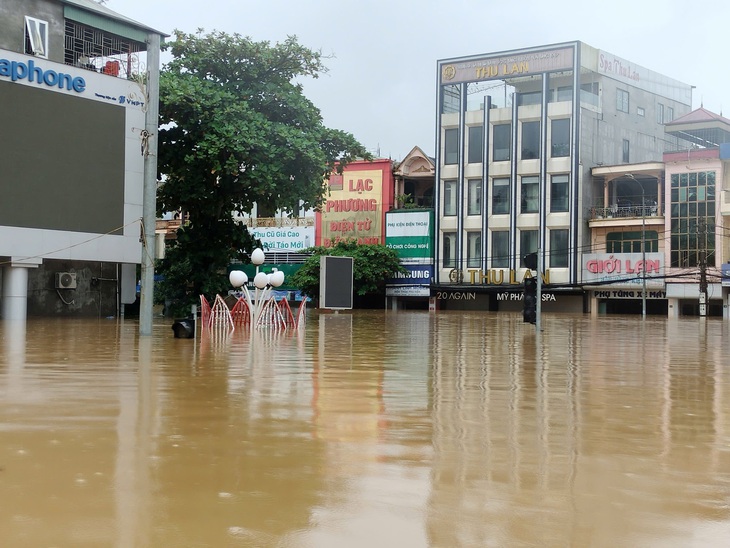 Thành phố Yên Bái vẫn chìm trong biển nước, gần 8.000 ngôi nhà bị ngập úng - Ảnh 1.