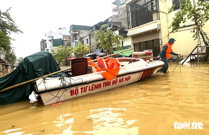 Lũ sông Hồng lên cao, dân Hà Nội đi xuồng, vịt bơi ngoài đường - Ảnh 8.