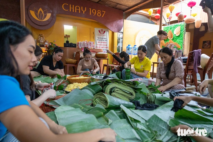 Người dân gói bánh, hàng quán tặng 1 ngày doanh thu ủng hộ đồng bào miền Bắc - Ảnh 7.