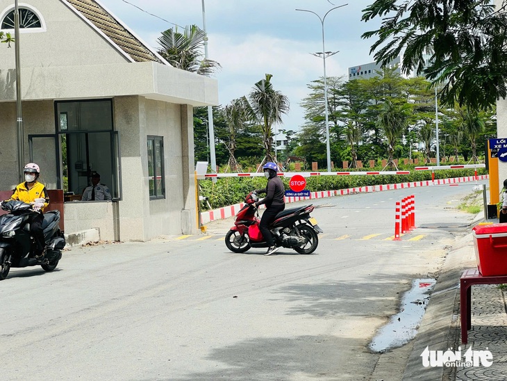 Người dân không được qua lại đường nội bộ Khu y tế kỹ thuật cao, doanh nghiệp nói gì? - Ảnh 1.