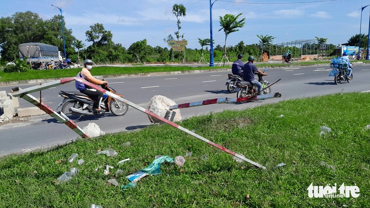 Rào chắn thi công đường ở Cần Thơ rất sơ sài, mất an toàn - Ảnh 2.