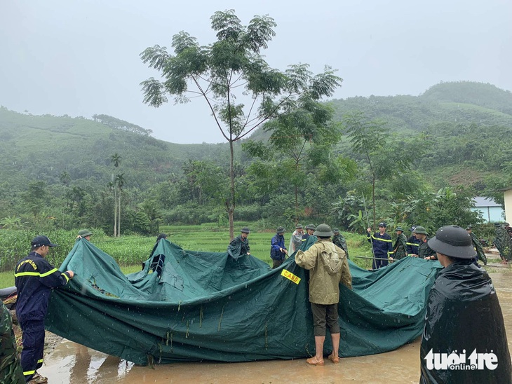 Khoảng 500 người đang tìm kiếm nạn nhân vụ lũ quét vùi lấp bản Làng Nủ, đã thấy 30 thi thể - Ảnh 2.