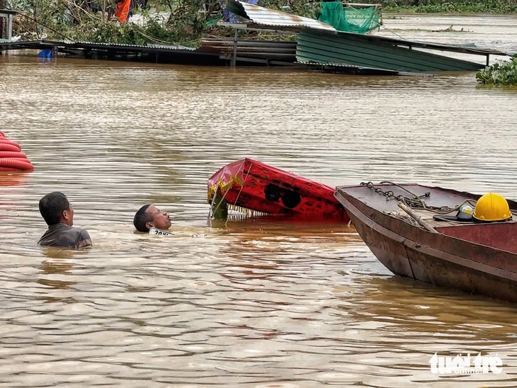 Có nhiều điểm sụt sạt, nguy cơ mất an toàn, Hà Nội bơm tiêu nước sông Nhuệ vào sông Hồng, sông Đáy - Ảnh 1.