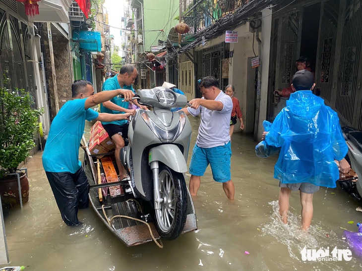 Người dân Phúc Tân chèo thuyền, lội nước ngang bụng chạy lũ - Ảnh 4.