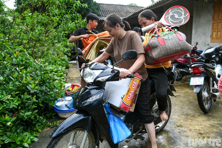 Trắng đêm tháo chạy lên đồi cao, bà con ở hồ thủy điện Thác Bà đã trở về an toàn - Ảnh 6.