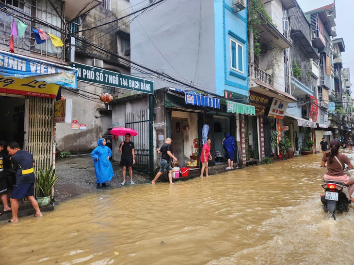 Sông Hồng tại Hà Nội đã vượt báo động 2 nhưng không thể gây ngập nội thành - Ảnh 4.