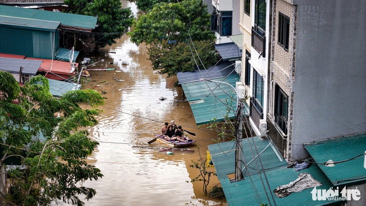 Người làng gốm Bát Tràng bì bỏm trong nước lũ - Ảnh 2.