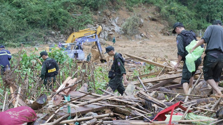 Chiến sĩ công an đi bộ 20km khiêng thi thể nạn nhân vụ sạt lở về với gia đình - Ảnh 4.