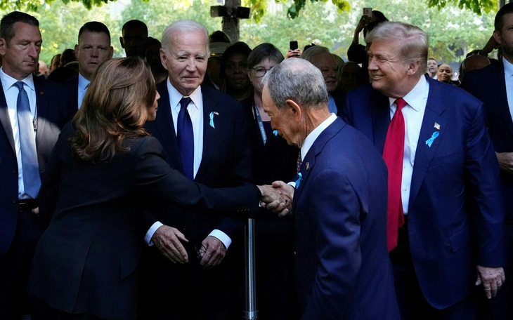 Ông Biden đội mũ 'Trump 2024', Nhà Trắng nói thể hiện 'tình đoàn kết' - Ảnh 2.