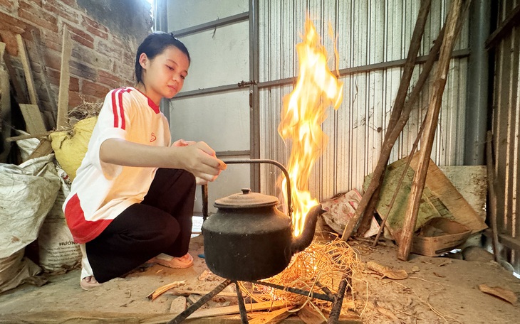 Mồ côi cha mẹ, sống trong yêu thương của bà, Ngọc Nữ vào đại học - Ảnh 2.