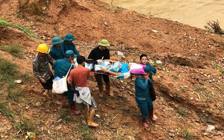 Hàng trăm người vượt núi tìm kiếm 15 người mất tích ở Nậm Lúc, Lào Cai - Ảnh 6.