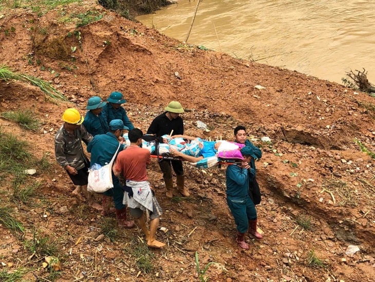 Hàng trăm người vượt núi tìm kiếm 15 người mất tích ở Nậm Lúc, Lào Cai - Ảnh 5.