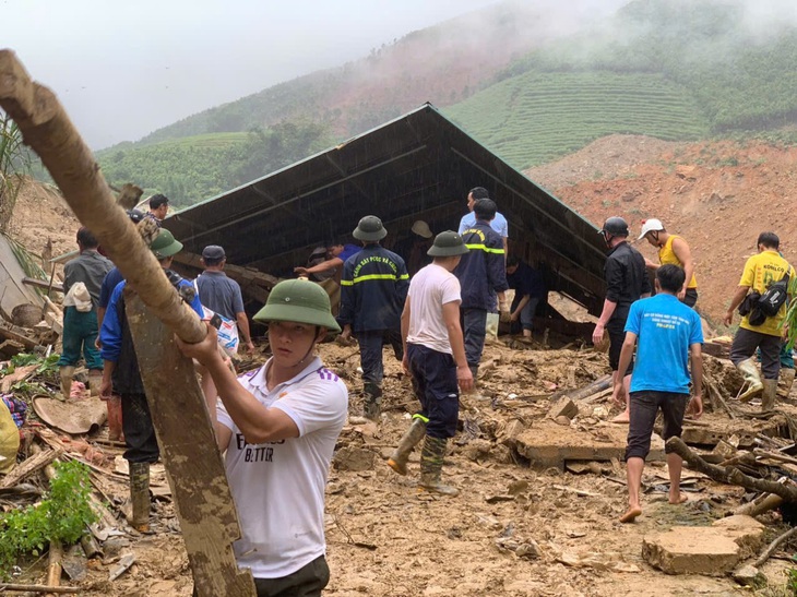 350 người đang tìm kiếm hơn 15 người mất tích do sạt lở đất ở Nậm Lúc, Lào Cai - Ảnh 2.