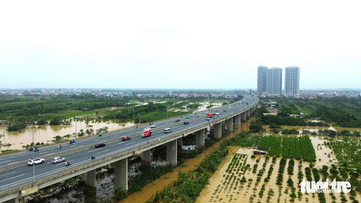 Hiện trạng những cây cầu lớn tại Hà Nội khi lũ trên sông Hồng đạt đỉnh và rút chậm - Ảnh 10.