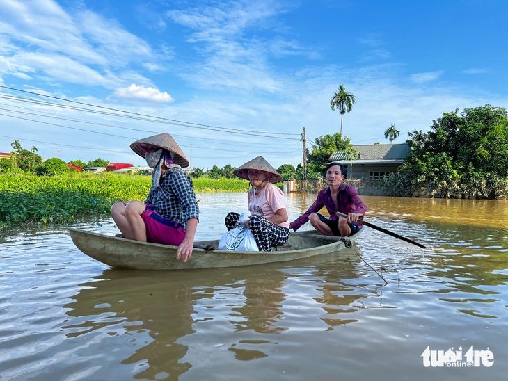 Vở viết, balo, đồ dùng học tập đến với học sinh vùng lũ Yên Bái - Ảnh 2.