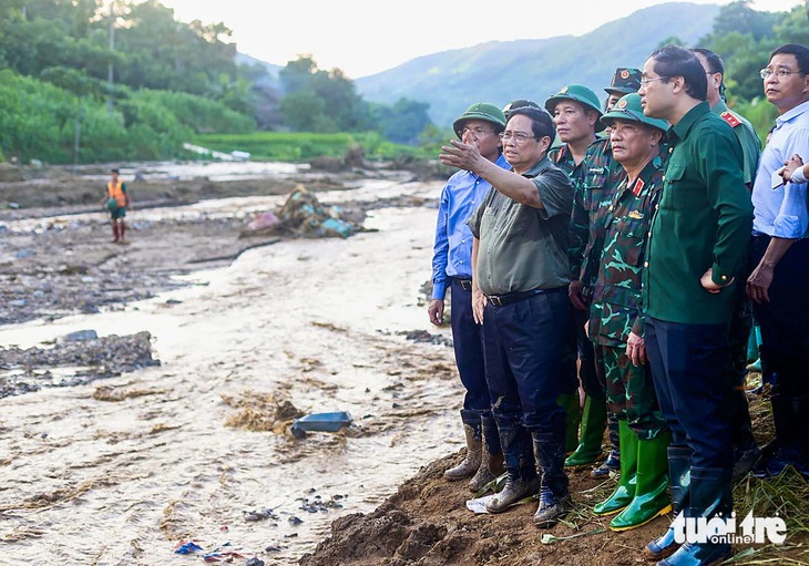 Thủ tướng tới Làng Nủ - nơi xảy ra trận lũ quét đau thương - Ảnh 4.