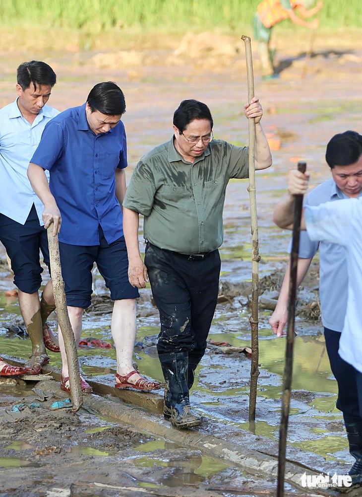 Thủ tướng tới Làng Nủ - nơi xảy ra trận lũ quét đau thương - Ảnh 3.