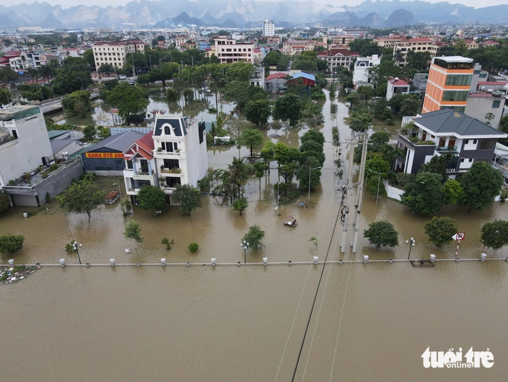 Hà Nam, Ninh Bình di dời hàng ngàn hộ dân do nước lũ dâng cao - Ảnh 1.