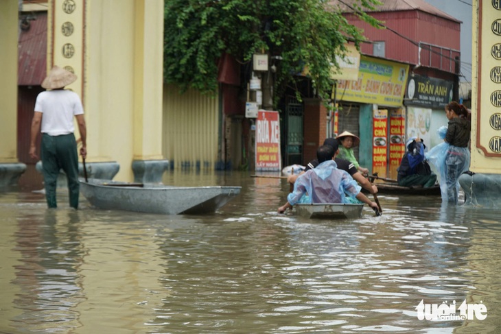 Hà Nam, Ninh Bình di dời hàng ngàn hộ dân do nước lũ dâng cao - Ảnh 3.