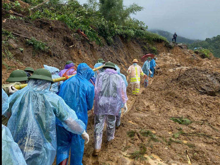 Chiến sĩ công an đi bộ 20km khiêng thi thể nạn nhân vụ sạt lở về với gia đình - Ảnh 2.