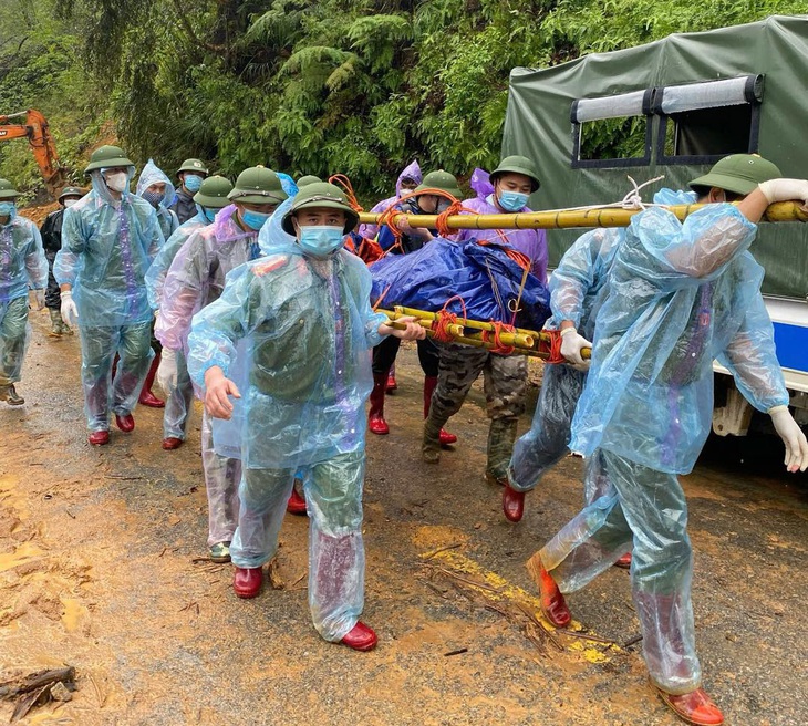 Chiến sĩ công an đi bộ 20km khiêng thi thể nạn nhân vụ sạt lở về với gia đình - Ảnh 1.