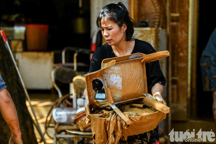 Dưới lớp bùn lũ, người dân Yên Bái cố gắng vớt vát tài sản còn sót lại - Ảnh 23.