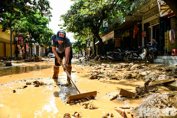 Dưới lớp bùn lũ, người dân Yên Bái cố gắng vớt vát tài sản còn sót lại - Ảnh 2.