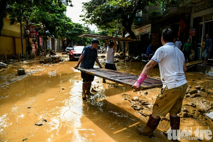 Dưới lớp bùn lũ, người dân Yên Bái cố gắng vớt vát tài sản còn sót lại - Ảnh 9.