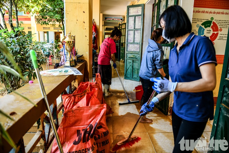 Dưới lớp bùn lũ, người dân Yên Bái cố gắng vớt vát tài sản còn sót lại - Ảnh 13.