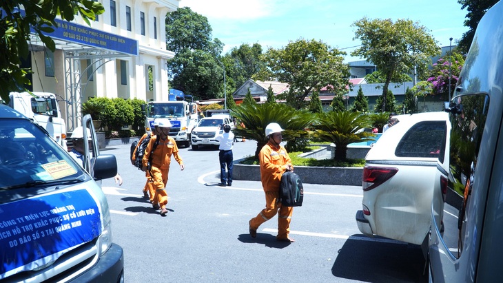 Điện lực Quảng Trị xuất quân hỗ trợ khôi phục lưới điện tại Quảng Ninh - Ảnh 2.