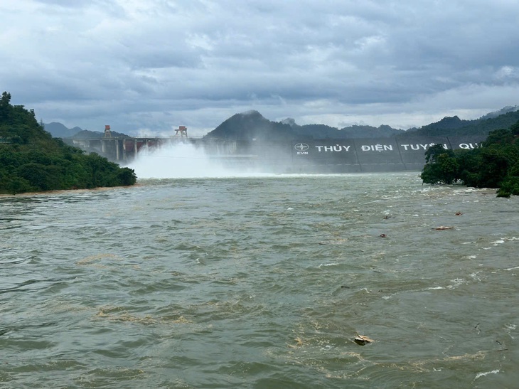 Mở thêm cửa xả ở các hồ Hòa Bình, Tuyên Quang; Hơn 3,4 triệu khách hàng bị mất điện - Ảnh 1.