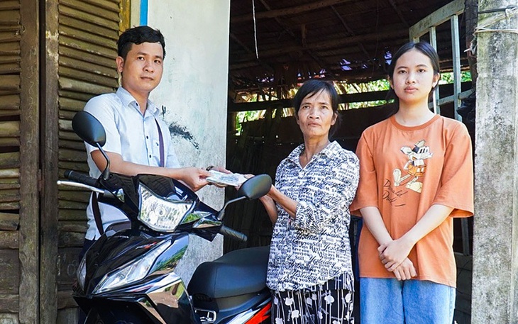 Tiếp sức đến trường lần thứ 3 cho sinh viên có cha mẹ đều khiếm thị - Ảnh 3.