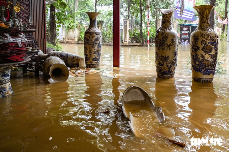 Tiểu thương ở Bát Tràng xót xa đập bỏ những cặp lục bình cả trăm triệu bị vỡ, mẻ do lũ - Ảnh 18.