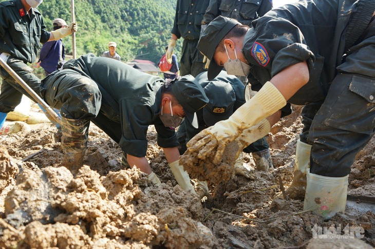 Tay không bới bùn tìm đồng bào bị vùi lấp ở Nậm Lúc, Lào Cai - Ảnh 1.