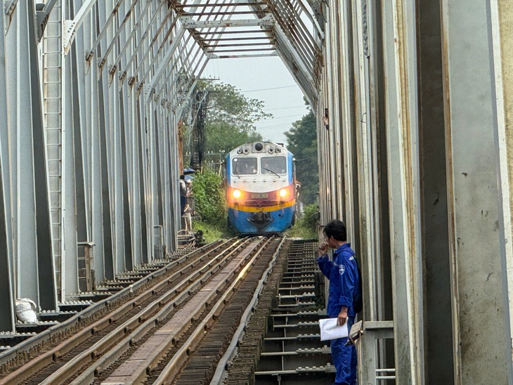 Đường sắt chạy tàu trở lại qua cầu Long Biên, cầu Đuống  - Ảnh 3.