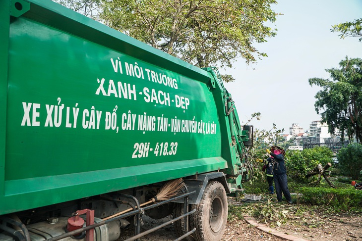 7 quận, huyện chưa báo cáo số liệu, nhưng Hà Nội đã có hơn 40.000 cây xanh đổ, gãy sau bão số 3 - Ảnh 2.