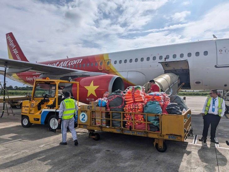 Vietjet đến với đồng bào vùng bão lũ - Ảnh 5.