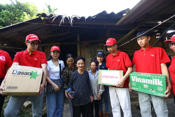 Vietjet đến với đồng bào vùng bão lũ - Ảnh 4.