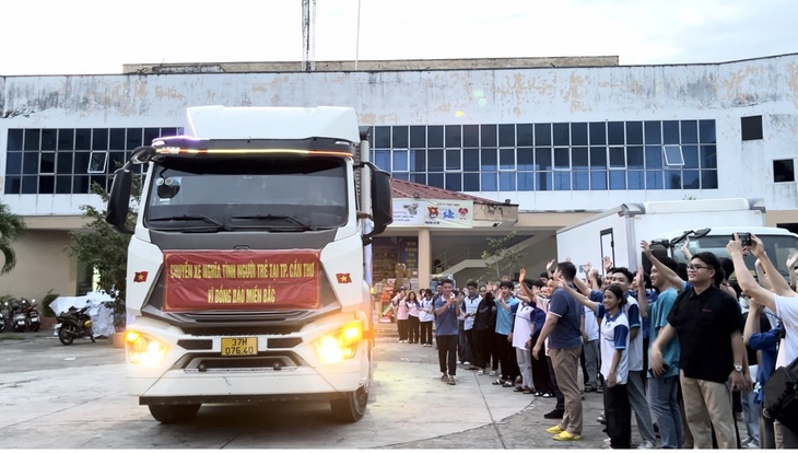 Chuyến xe đầu tiên đưa 15 tấn hàng hóa từ Cần Thơ đến tiếp sức vùng bão lũ miền Bắc - Ảnh 1.