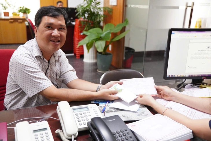 'Những câu chuyện về tình người trong bão lũ trên Tuổi Trẻ sẽ đi vào trang giáo án của tôi' - Ảnh 1.