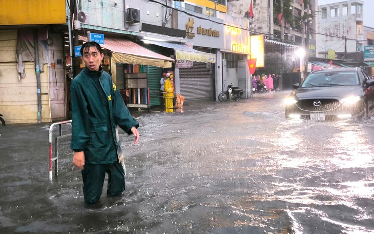 Thời tiết hôm nay 15-9: Bắc Bộ nắng nhưng lũ vẫn rút chậm, sạt lở còn cao - Ảnh 3.