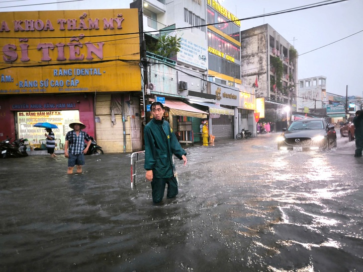 Miền Nam chìm trong biển nước do mưa bão là tin đồn thất thiệt - Ảnh 2.