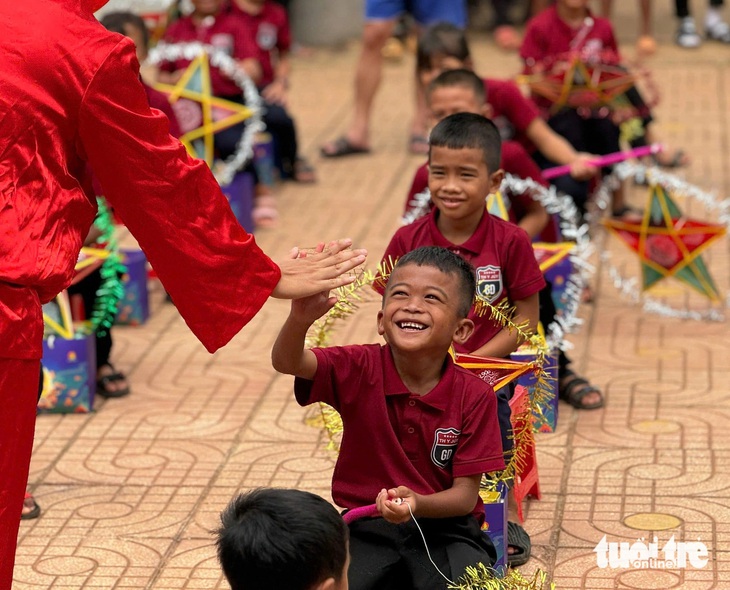 Trung ương Đoàn trao quà trung thu cho thiếu nhi khó khăn ở Tây Nguyên - Ảnh 1.