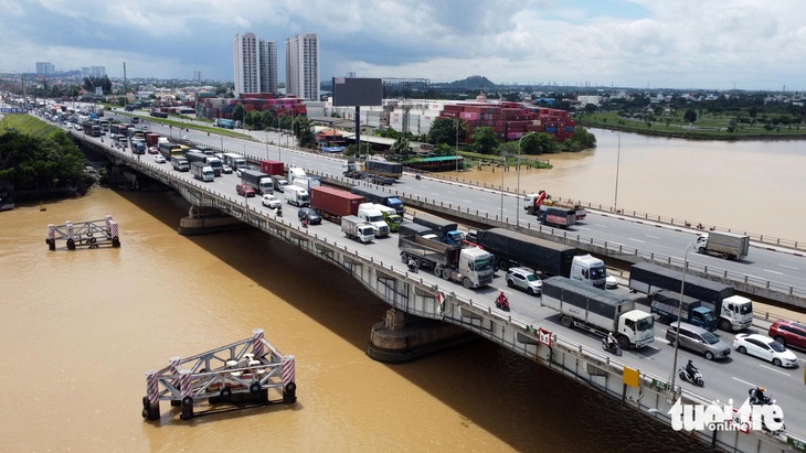 Cuộn thép rơi xuống mặt cầu Đồng Nai, hàng ngàn xe ùn ứ kéo dài - Ảnh 2.