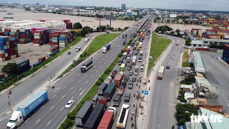 Cuộn thép rơi xuống mặt cầu Đồng Nai, hàng ngàn xe ùn ứ kéo dài - Ảnh 3.