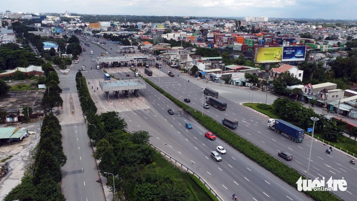 Cuộn thép rơi xuống mặt cầu Đồng Nai, hàng ngàn xe ùn ứ kéo dài - Ảnh 5.