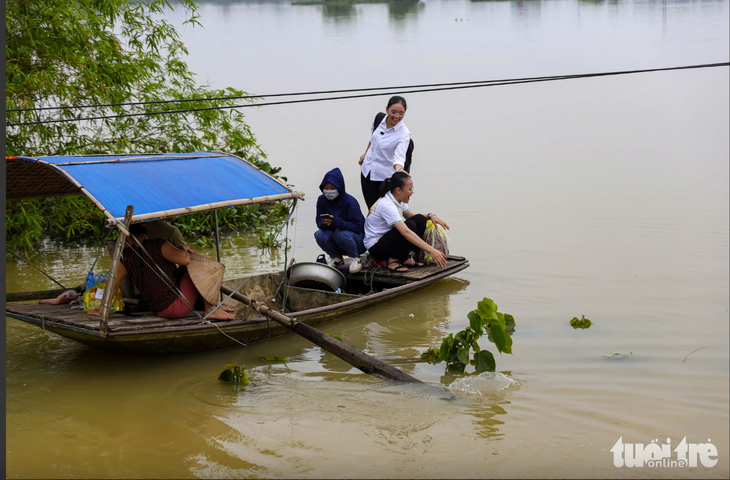 Lũ các sông miền Bắc xuống chậm nên vẫn còn ngập vùng trũng thấp, ngoài đê - Ảnh 1.