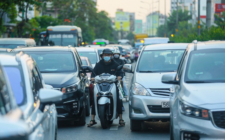 Kẹt xe đường Cộng Hòa: Xe chờ lên cầu vượt Hoàng Hoa Thám như ‘chờ lên phà’ - Ảnh 3.